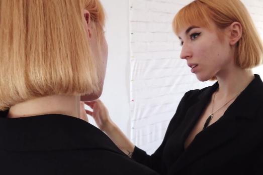 Bé người mẫu tóc vàng khí chất